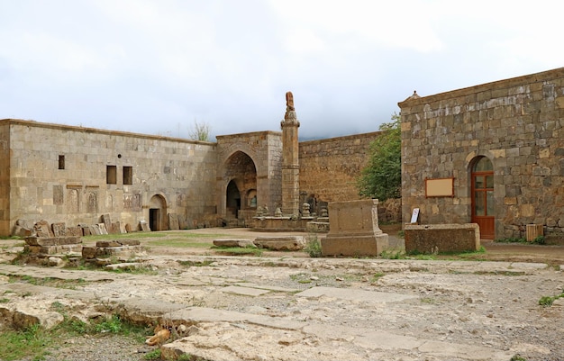 Starożytny kamienny filar sejsmograficzny zwany Gavazan w klasztorze Tatev w prowincji Syunik Armenia