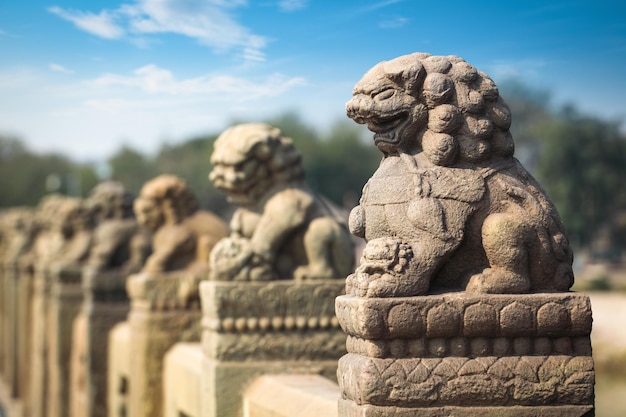 Starożytny kamienny lew na pekińskim moście marco poloChiny