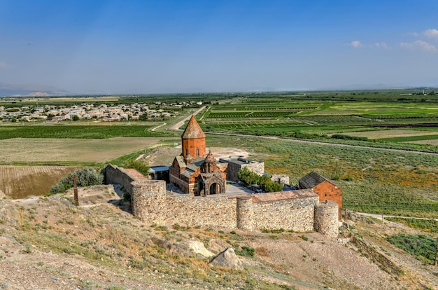 Zdjęcie starożytny klasztor khor virap w armenii znajduje się na równinie ararat w armenii