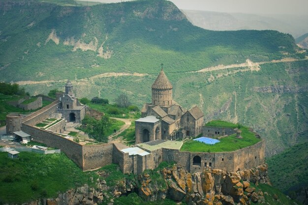 Starożytny klasztor w zachodzącym słońcu tatev armenia