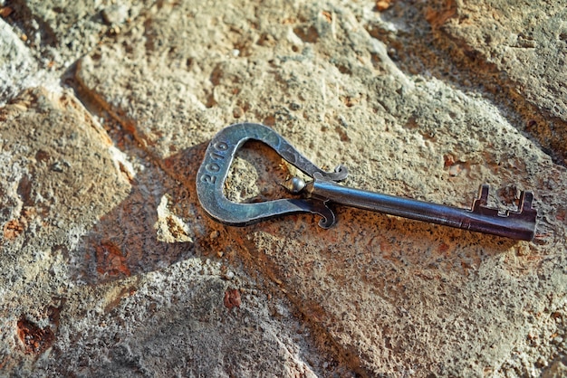 Zdjęcie starożytny klucz na kamiennym tle