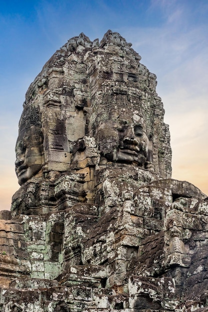 Starożytny kompleks świątyni Bayon w centrum Angkor Thom w Kambodży