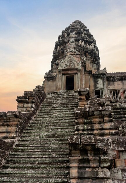 Starożytny kompleks świątyni na cześć boga Vishnu Angkor Wat w Kambodży