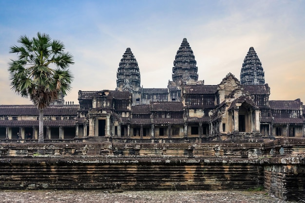 Starożytny kompleks świątyni na cześć boga Vishnu Angkor Wat w Kambodży