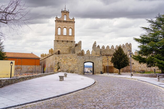 Starożytny kościół w średniowiecznym, otoczonym murami mieście Avila, Castilla León.