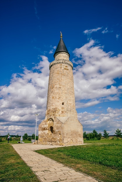 Zdjęcie starożytny mały minaret w forcie bolghar hill, rosja.