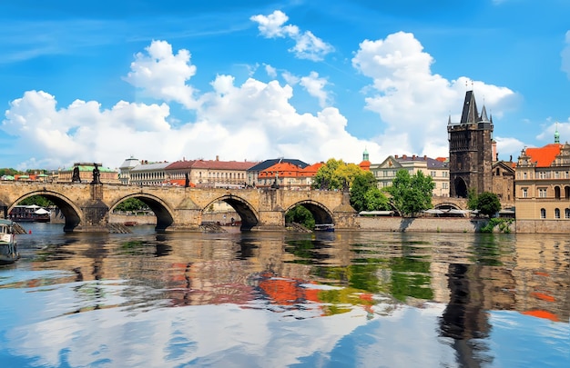 Starożytny most Karola na rzece Wełtawie w Pradze