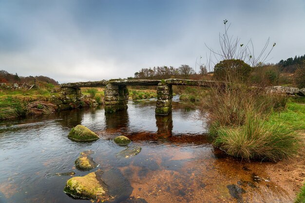 Starożytny most klapowy przecinający rzekę East Dart w Postbridge