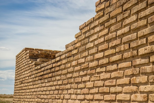 Starożytny mur z cegłyStara cegła