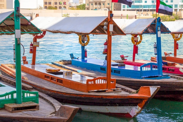 Starożytny Oznacza Transport - Arabska łódź Abra. Zatoka Dubajska. Retro Taksówka Wodna.