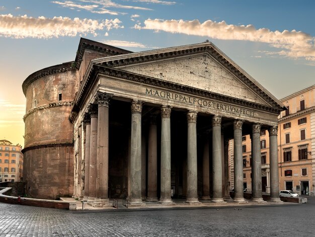 Starożytny Panteon w Rzymie o pochmurny wschód słońca, Włochy