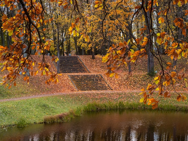 Starożytny park słoneczny jesienny wieczór z dużymi kamiennymi schodami. Gatchina. Rosja.