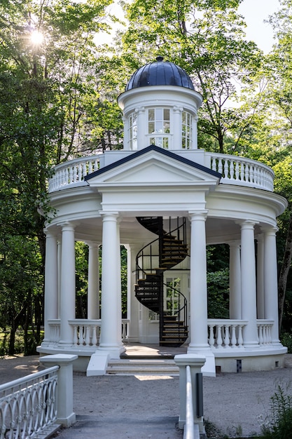 Starożytny pawilon kawowy - rotunda w Kemeri na Łotwie