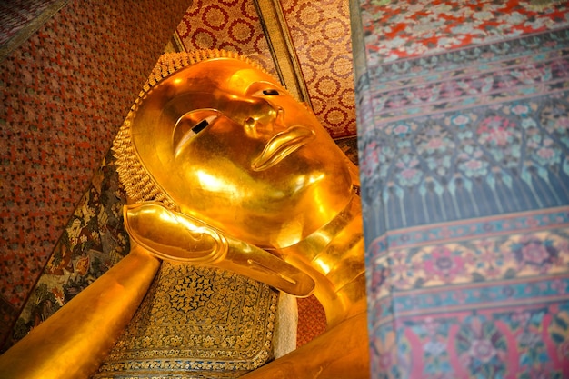 Starożytny posąg Buddy w świątyni tajskiej lub tajskiej Wielkiego Buddy kult boga Buddy Architektura azjatycka