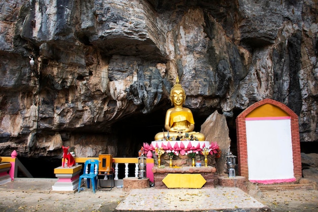 Zdjęcie starożytny posąg świętego buddy w starożytnej jaskini tajemniczej dla thajskiego ludu podróżnik wizyta podróż szacunek modlitwa błogosławieństwo życzenie wat huai pa pok lub huay pa pok świątynia w mieście ban rai w uthai thani tajlandia