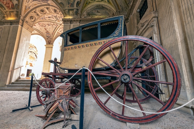 Starożytny powóz na wystawie w Muzeum Marynarki Wojennej