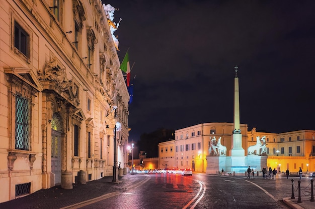 Starożytny rzymski obelisk w Pałacu Kwirynalskim na Starym Mieście w Rzymie we Włoszech. Późnym wieczorem