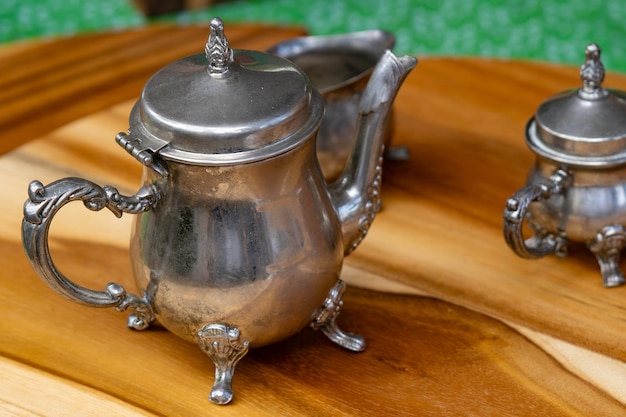 Zdjęcie starożytny srebrny czajnik i miska na cukier piękny luksusowy srebrny herbatnik na herbatę na drewnianym stole