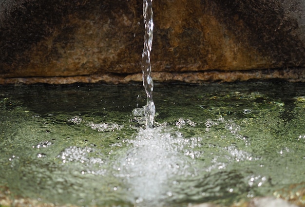 Starożytny strumień wody z fontanny