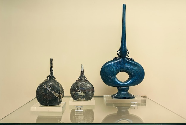 Starożytny zestaw wazonów i flakonów na perfumy