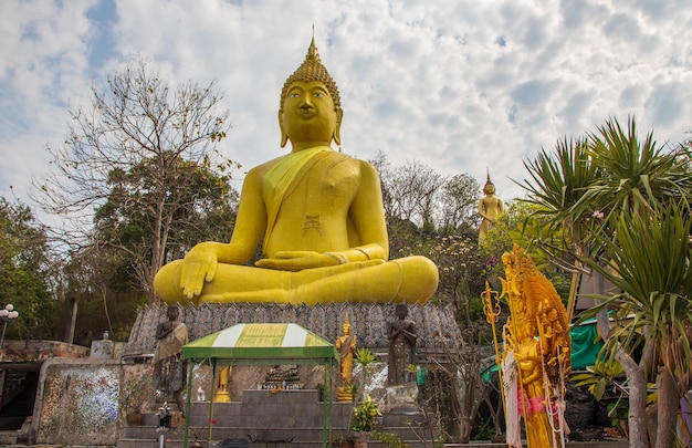 Starożytny złoty posąg Buddy w dzielnicy Thai Island Koh Sichang, Chonburi, Tajlandia