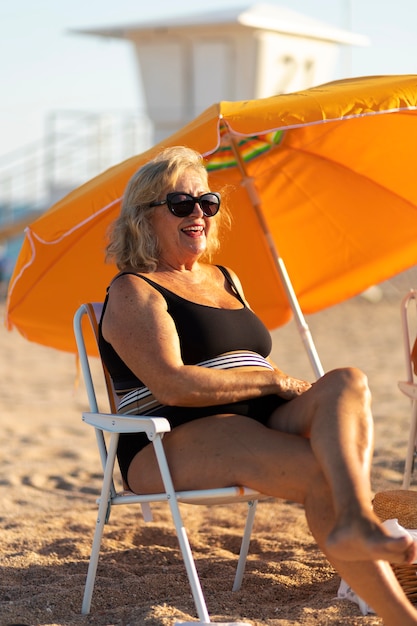 Starsi bawią się na plaży?