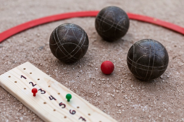 Zdjęcie starsi przyjaciele grający w petanque