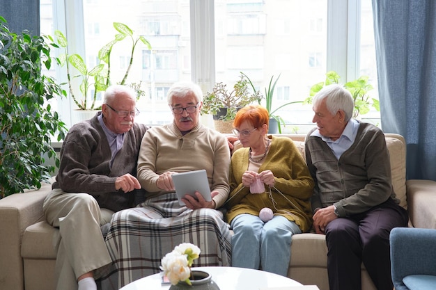 Starsi przyjaciele razem używają tabletu PC