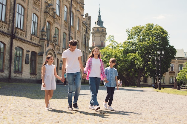 Starsi spędzają czas z młodszymi