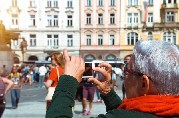 Zdjęcie starsi turyści robią zdjęcia za pomocą smartfona