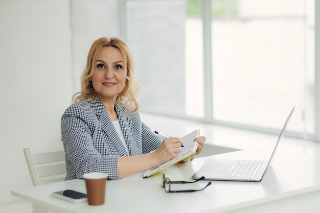 Zdjęcie starsza bizneswoman ciężko pracuje w domowym biurze dojrzała kobieta 50 lat