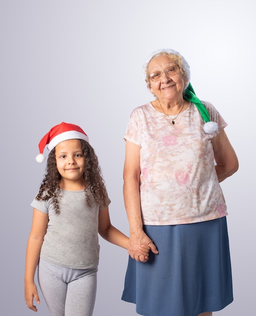 Starsza Kobieta I Dziecko Z Christmas Hat Razem Na Szaro