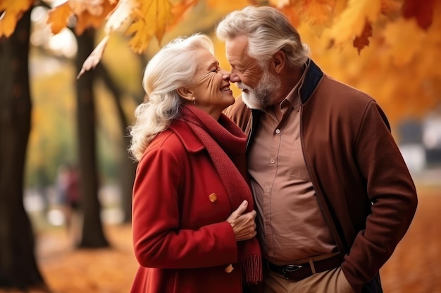 starsza kobieta i mężczyzna uściskają się i całują