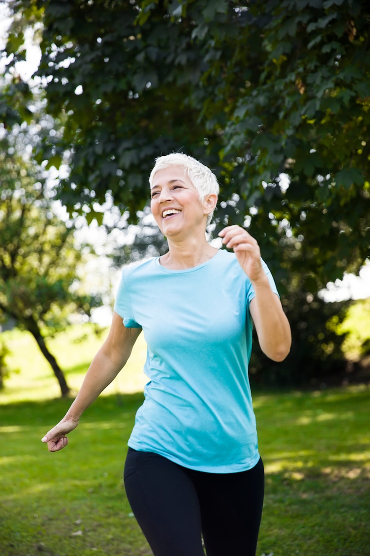 Zdjęcie starsza kobieta jogging przez parku