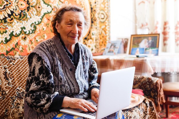 Starsza Kobieta Korzysta Z Laptopa W Domu