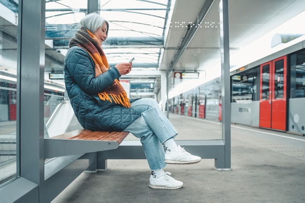 Starsza Kobieta Kupuje Bilet Na Pociąg Smartfonem