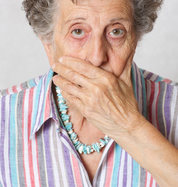 Zdjęcie starsza kobieta między 70 a 80 rokiem życia, która jest dyskryminowana