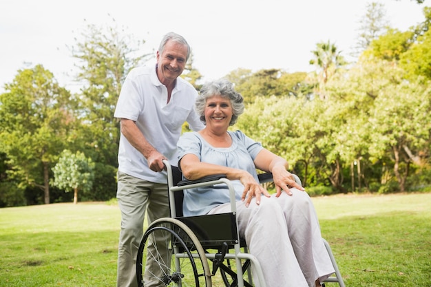 Starsza kobieta na wózku inwalidzkim z partnerem