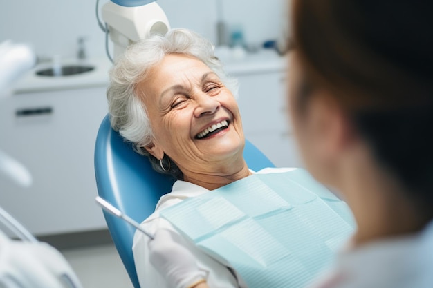 starsza kobieta odwiedzająca dentystę w stylu bokeh