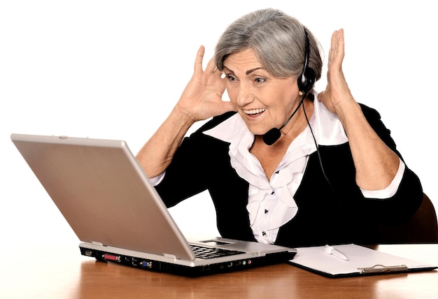 Starsza kobieta patrząca na laptopa