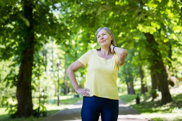 Starsza kobieta podczas porannego joggingu w parku zraniła się w szyję