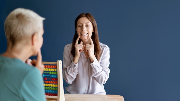 Starsza Kobieta Podczas Sesji Terapii Zajęciowej Z Psychologiem Z Miejscem Na Kopię