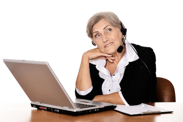 Starsza kobieta pracująca z laptopem