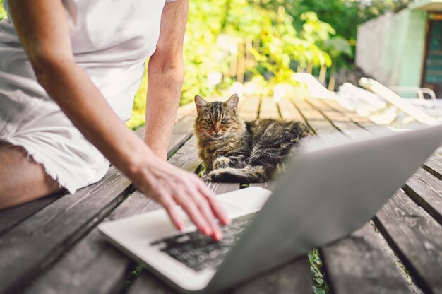 Starsza Kobieta Pracuje Na Laptopie