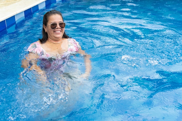 Starsza kobieta Relaksuje w Pływackim basenie