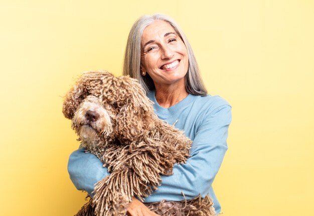 starsza kobieta siwe włosy. koncepcja psa
