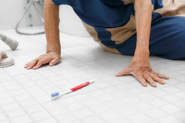 Starsza kobieta spada w łazience z powodu śliskich powierzchni