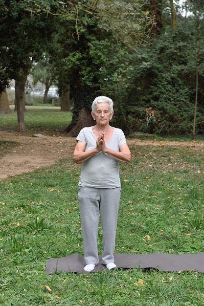 starsza kobieta uprawiania jogi na świeżym powietrzu