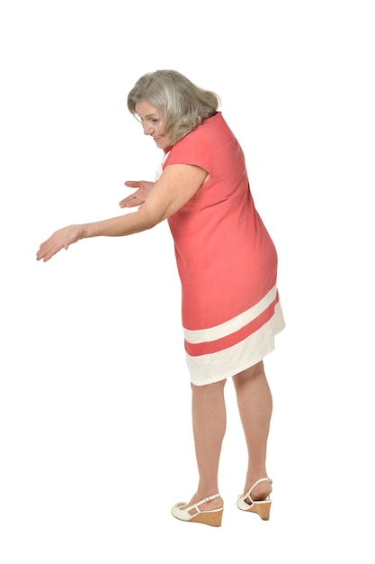 Starsza kobieta w sukni, wskazując na białym tle