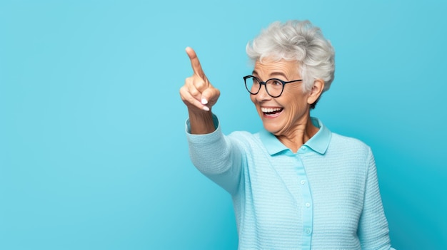 Starsza kobieta w zwykłych ubraniach i okularach wskazująca ręką i palcem na bok patrząc na kamerę